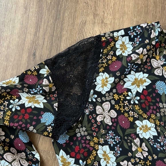 BCBGeneration Floral Lace Shoulder top Sz S - Picture 10 of 11